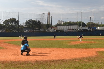 Na image, treino de beisebol no estádio mie nishi 